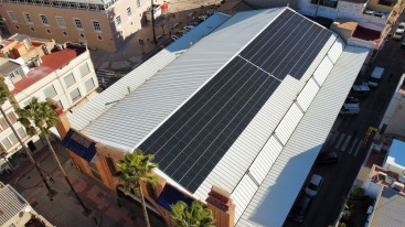 Burriana repara la faana del Mercat Municipal, retira les plantes i males herbes i installa plaques solars a la teulada