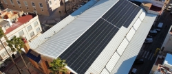 Burriana repara la fachada del Mercado Municipal, retira las plantas y malas hierbas e instala placas solares en el tejado