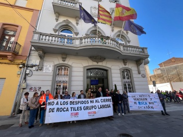 El Ayuntamiento de la Vall d'Uixó apoya la manifestación en defensa del no al cierre de Roca Tiles Grupo Lamosa