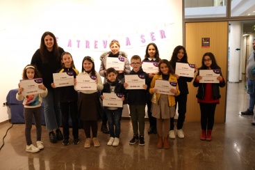 L'Ajuntament d'Onda presenta el cartell del 8M amb el lema 'M'atreveixo a ser' dissenyat per estudiants de primària