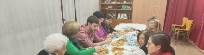 Preparando las miles de cintas y pulseras de la Festa del Rotllo de Alcora