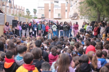 Plaa 8 de Mar d'Almenara s'omple d'escolars per commemorar el Dia Internacional de la Dona