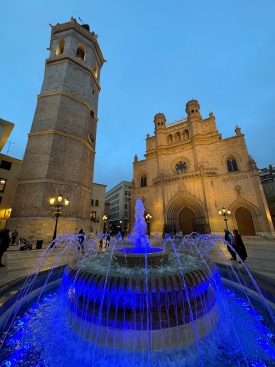 La fuente de la plaza Mayor se ilumina de color azul por el Dia Mundial del Agua