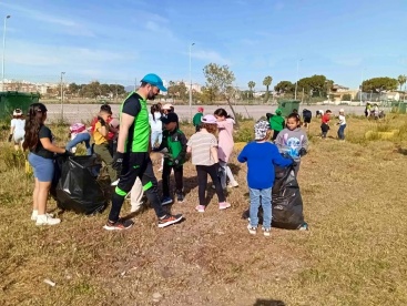 Alumnes del CEIP Jos Iturbi fan tasques de neteja a les praderies de l'Arenal
