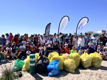 Reeixida jornada de neteja de platges a Pinedo amb alt percentatge de residus plstics