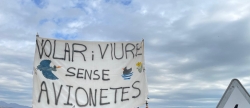 Voluntarios de Agr protestan en la Llosa contra el campo de aciacin de la Marjal de Almenara