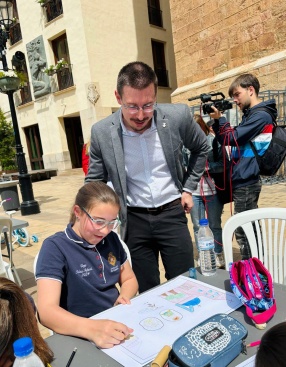 Vidal aplaude la creatividad de los nios de Castelln en el XVI concurso de dibujo