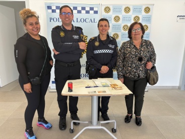 La Policia de Almassora devuelve 600 euros encontrados en la calle hace dos años