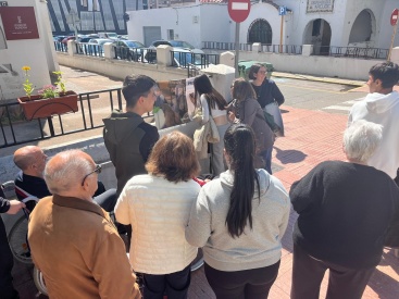 El Ayuntamiento de la Vall d'Uixo fomenta el encuentro entre jovenes y mayores con una exposicion urbana