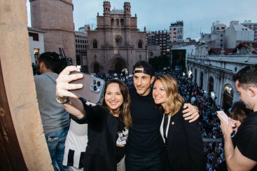 El Ayuntamiento de Castellon y la Plaza Mayor se convierten en epicentro del albinegrismo en la fiesta del ascenso a Segunda Division