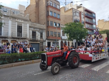 Almassora anuncia sus fiestas de Santa Quiteria con un colorido y animado Pregon