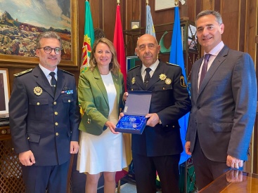 Entrega de placa conmemorativa al intendente de la Policía Local