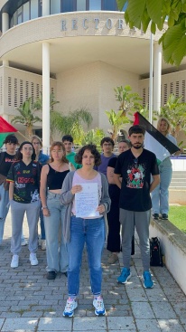 Estudiantes de la UJI entregan instancias masivas a rectora en favor de Palestina