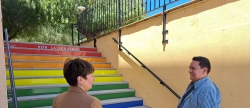 Segorbe estrena su 'escalera del orgullo' en el Dia Internacional contra la LGTBIfobia