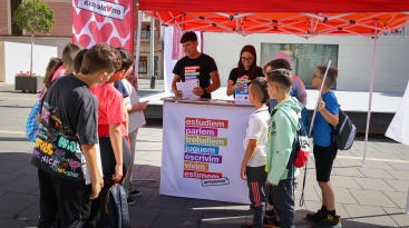 Alumnado de Onda disfruta de una jornada en valenciano en el Raval de Sant Josep