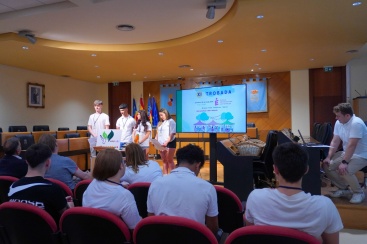 Alumnado de FP Básica del Jaume I presenta cooperativa sostenible en Ayuntamiento de Burriana