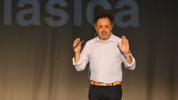 Mago More captiva el públic del Teatre Mònaco d'Onda amb la seva conferència `Superpoderes'