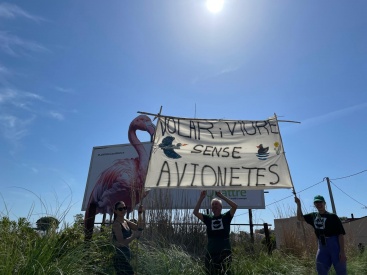Acci Ecologista-Agr desplega una pancarta gegant contra l'aerdrom de la Llosa