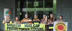 accion-de-protesta-de-tanquem-cofrents-en-sede-de-iberdrola-contra-la-energia-nuclear