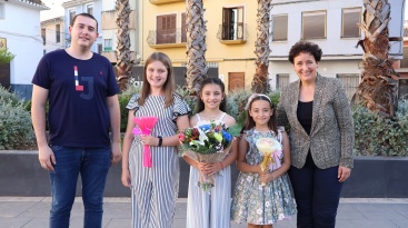 Maria Belloso Espinosa triada com a reina infantil de la Fira 2024 a Onda