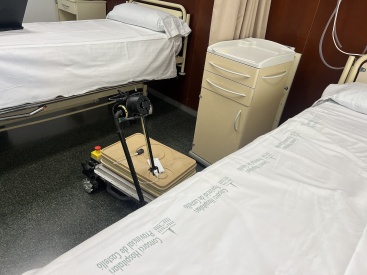 L'UJI i l'Hospital Provincial testen un robot per a situacions d'aïllament per riscos infecciosos o radiològics