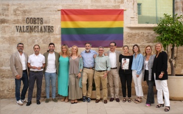 Col·locació de la bandera del Dia de l'Orgull a les Corts
