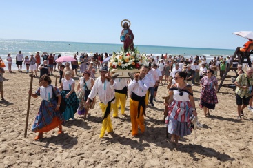 La Ribera de Cabanes celebra la festividad de Sant Pere con una multitudinaria procesión por mar