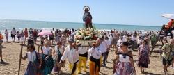 La Ribera de Cabanes celebra la festividad de Sant Pere con una multitudinaria procesin por mar