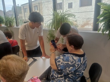 Proyecto 'TIRITAS DIGITALES' busca mejorar competencia digital de personas mayores en Benlloch