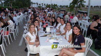 Las fallas celebran la tradicional cena de paiporta de Sant Joan