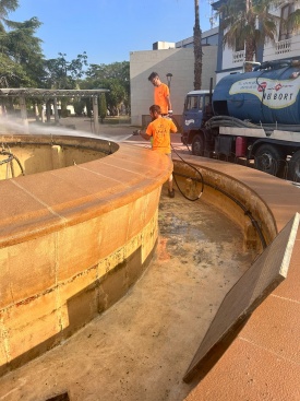 El Ayuntamiento de Les Alqueries realiza una limpieza profunda en la fuente de la plaza Mayor después de casi una década