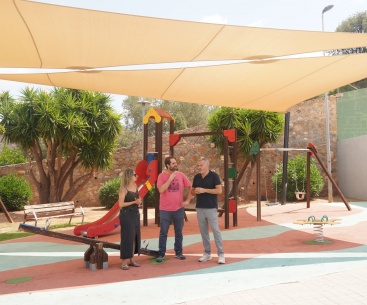 El Ayuntamiento de la Vall d'Uixo instala sombraje en Parque del Progreso y renueva juegos infantiles