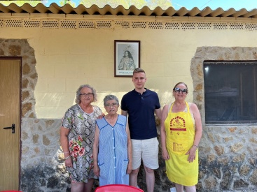 El regidor de Joventut visita el campament de les Purissimeres en Montanejos
