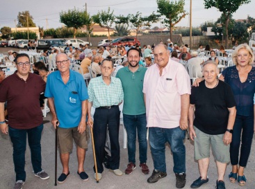Regidors de l'equip de govern participen al sopar de cabasset i torra de sardines de les festes de la Marjaleria