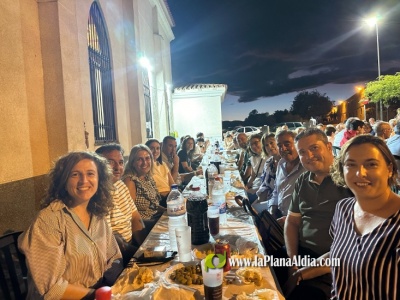 Una multitudinaria cena de 'pa i porta' abre las fiestas de la Pelejaneta