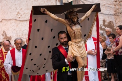 Día grande las Fiestas alcorinas con la multitudinaria Procesión del Cristo del Calvario