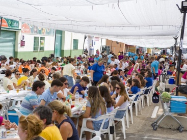 Exitosa jornada festiva en Vall d'Alba con el 'Dinar entre colles'