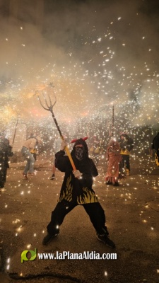 Espectacular fin de fiestas en Benassal a cargo de los Dimonis de La Plana