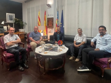 Encuentro entre el alcalde de Vila-real y representantes de empresa cerámica turca Kale Seramik