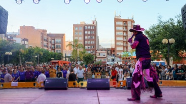Éxito en la actuación de Coyote Dax en la Plaza España de Onda