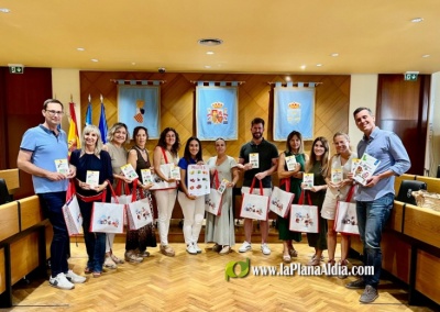 Burriana y Dylar distribuyen material para fomentar el uso del valenciano en las aula