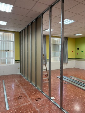 La Llosa traslada material escolar para iniciar obras del colegio