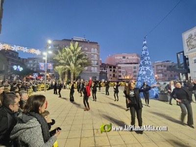 El Flashmob Navideño de On! Dance llena la plaza del Ayuntamiento
