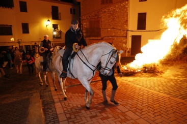 Sant Antoni llega a Vilafamés con fuego y la tradicional 'matxà'