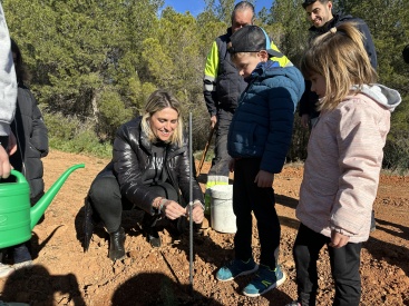 Alumnado del CEIP L'Albea planta 100 árboles en Vall d'Alba para conmemorar el Centenario