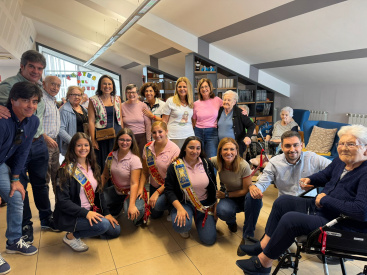 Visita festiva de la reina de las fiestas y autoridades a residencias de personas mayores en Almassora