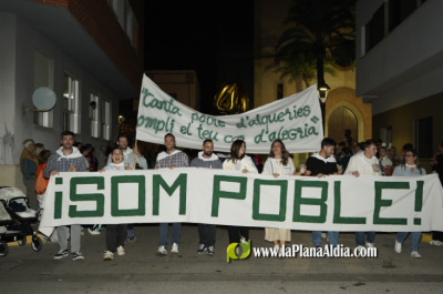 Los 40 años de 'som poble' protagonita en el pasacalle de disfraces de Les Alqueries