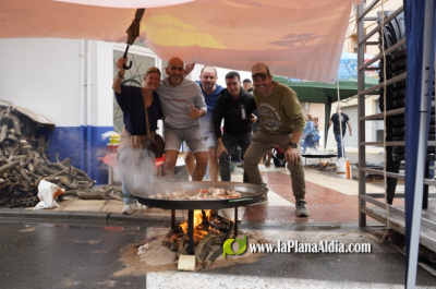Las paellas de L'Axiamo desafían la lluvia
