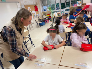 Vila-real apuesta por una escuela ms sostenible con el reparto de 800 portaentrepans reutilizables