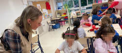 Vila-real aposta per una escola més sostenible amb el repartiment de 800 portentrepanys reutilitzables